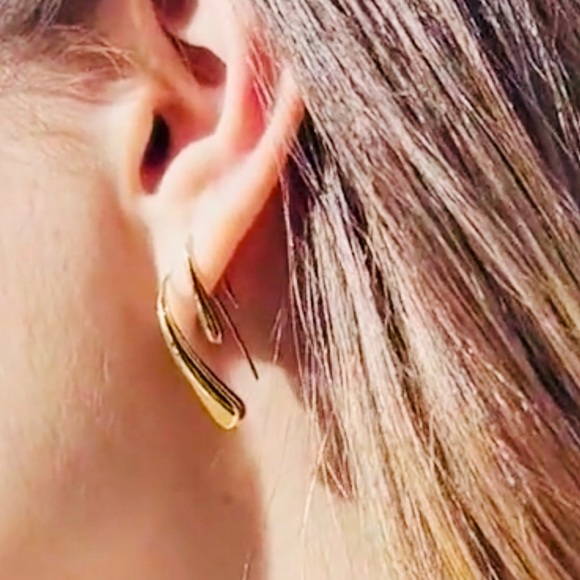 ✨✨18k Gold Drop Earring✨✨ - Picture 2 of 5